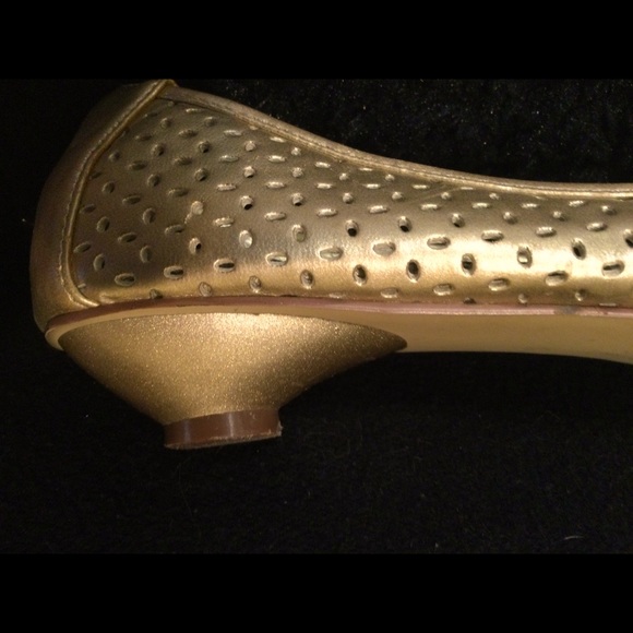 METALLIC GOLD PERFORATED LEATHER FLATS - Picture 5 of 5